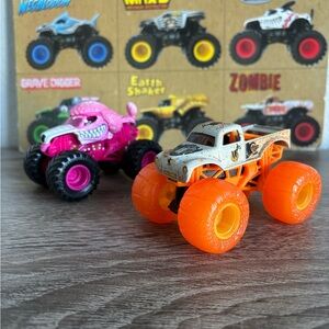 Monster Jam Trucks 1:64 Monster Mutt Poodle and Whiplash